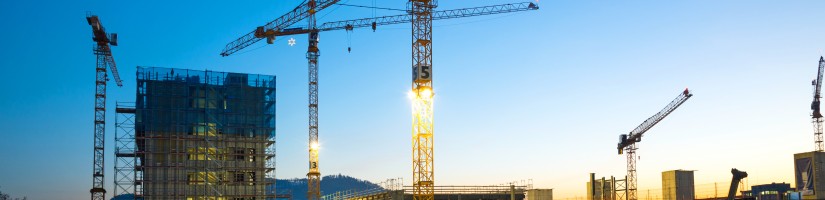 Eine Großbaustelle bei Nacht mit Beleuchtung.