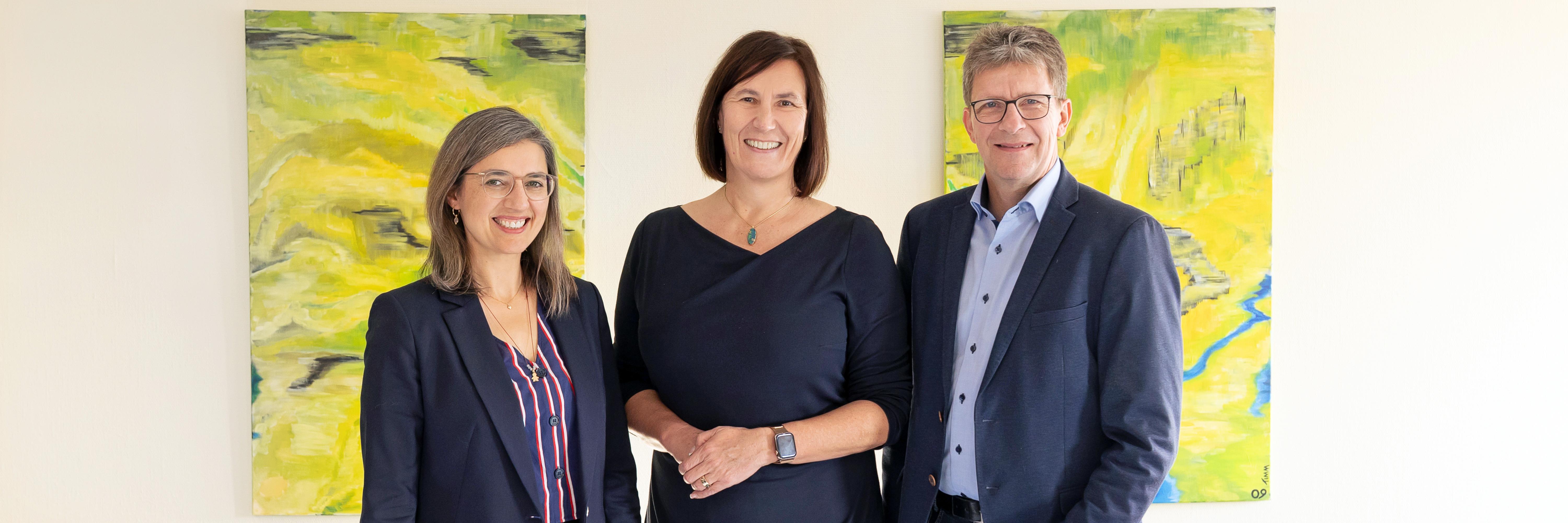 Gruppenfoto, von links nach rechts: Jasmine Kix, VBG; Sieglinde Ludwig, DGUV; Dr. Christoph Heidrich, UK RLP