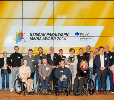 Abschlussfoto der GPMA-Preisverleihung mit allen Nominierten, Preisträgerinnen und Preisträgern, Laudatorinnen und Laudatoren und Moderatorin Ninia LaGrande. © DGUV / Wolfgang Bellwinkel