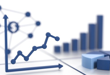 Das Bild zeigt eine abstrahierte Darstellung verschiedener Diagrammtypen, die typischerweise in der Datenanalyse und Statistik verwendet werden. Im Vordergrund befindet sich ein Liniendiagramm mit verbundenen Punkten, das einen ansteigenden Trend darstellt. Rechts davon ist ein Balkendiagramm zu sehen, dessen Balken in aufsteigender Reihenfolge dargestellt sind. Im Vordergrund rechts befindet sich ein Kreisdiagramm, bei dem einige Segmente hervorgehoben sind, um unterschiedliche Werte zu verdeutlichen. Im Hintergrund ist ein Symbol zu sehen, das einen Geldbetrag ($) in einem Netzwerk von verbundenen Punkten darstellt, was möglicherweise auf finanzielle Verbindungen oder Netzwerkanalysen hinweist. Die Farbgestaltung ist in verschiedenen Blautönen gehalten, was dem Bild eine professionelle und analytische Ausstrahlung verleiht.