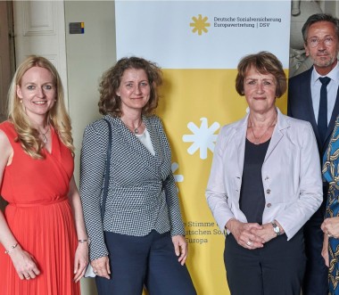 Ein Foto von DSV-Direktorin Ilka Wölfle (links), stellv. Direktor Ulrich Mohr sowie die Vertreterinnen der Spitzenverbände Dr. Edlyn Höller (DGUV), Dr. Doris Pfeiffer (GKV), Gundula Roßbach (DRV) – von links nach rechts