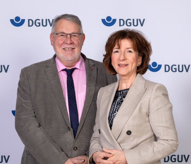 Bernhard Wagner (links) und Gabriele Axmann (rechts), die Vorsitzenden der Mitgliederversammlung der DGUV
