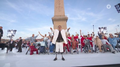 Gruppe Atheleten feiern in Paris.